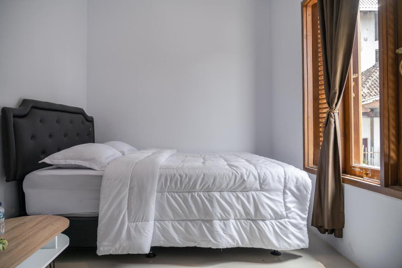 Azalia Homestay Yogyakarta Exteriör bild